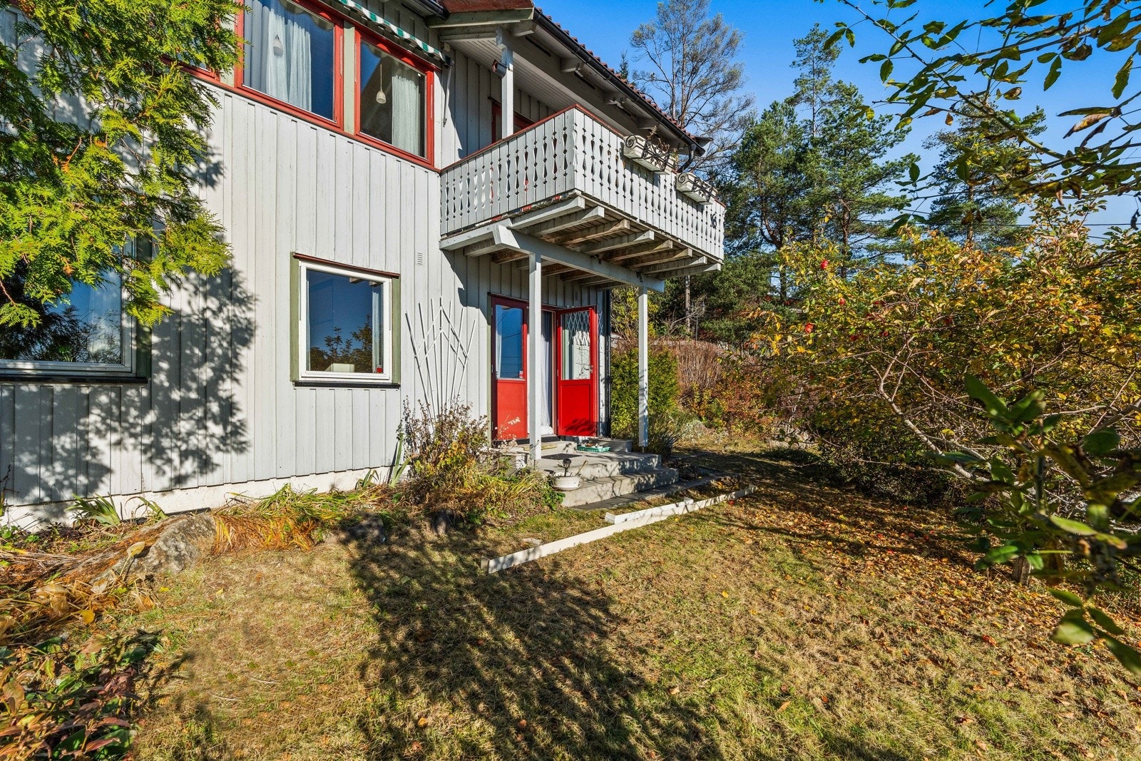Stor og fin hage. Galleribilde