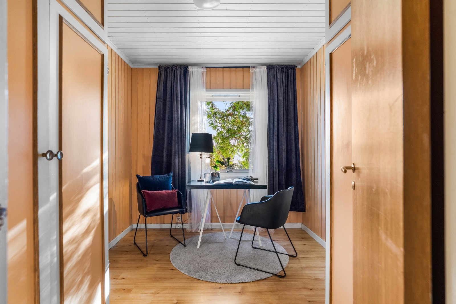 Lyst soverom som passer like godt som hjemmekontor, barnerom eller gjesterom. Galleribilde