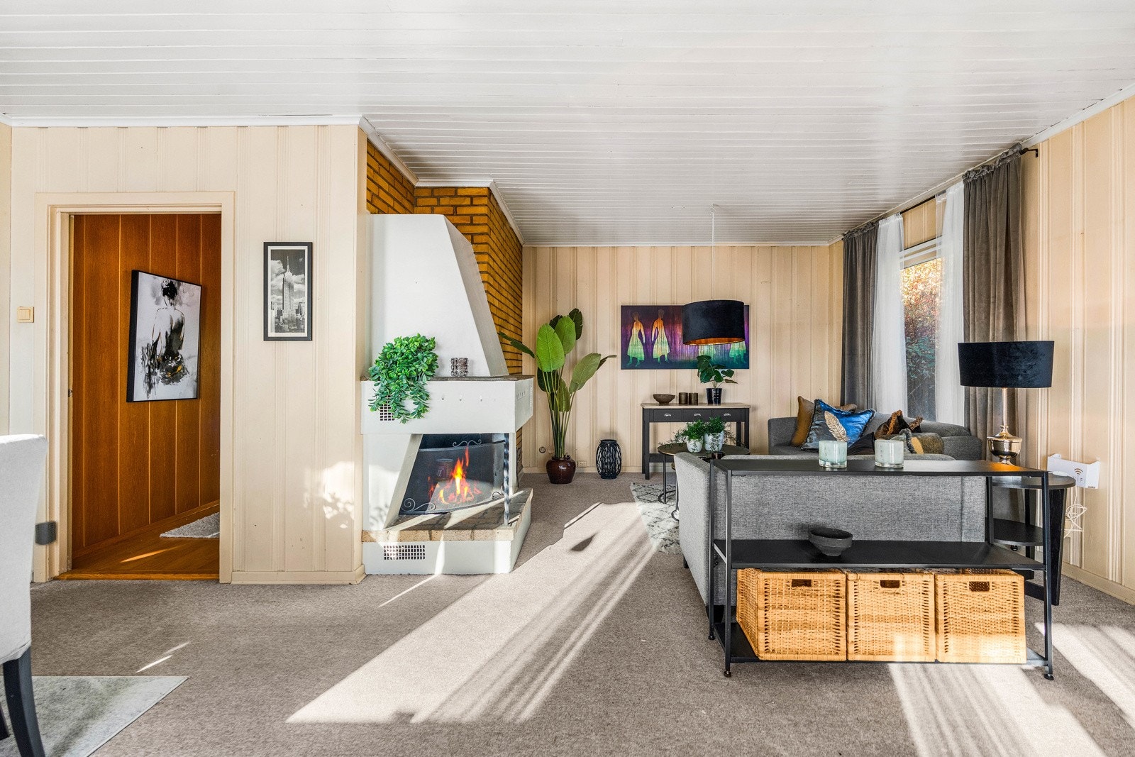 Stue med peis, store vinduer og god plass med flere møbleringsmuligheter. Galleribilde