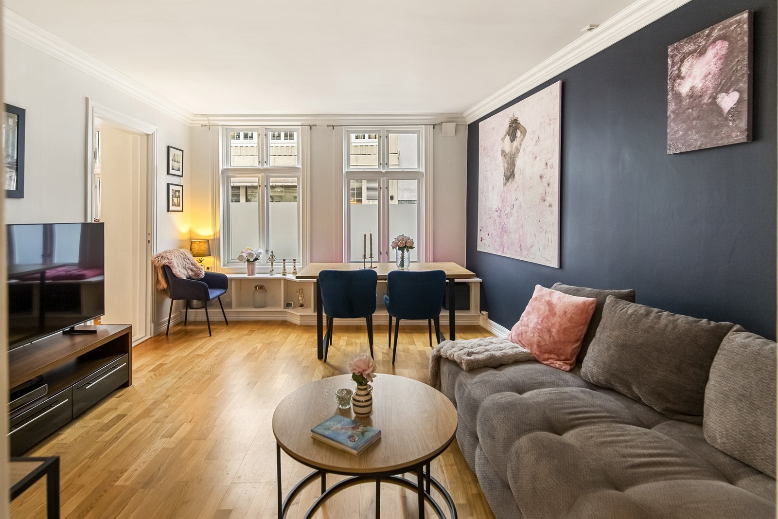 En flott stue med plass til flere soner Galleribilde