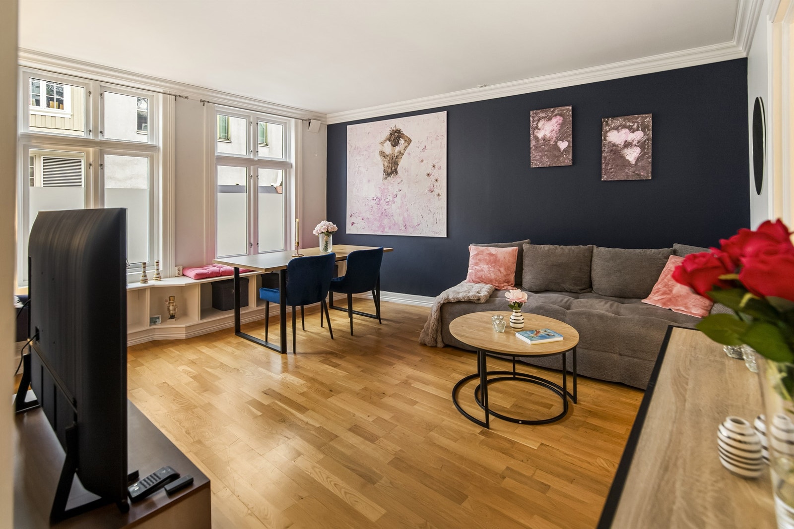 Det er store fine vindusflater som slipper inn godt med naturlig lys Galleribilde