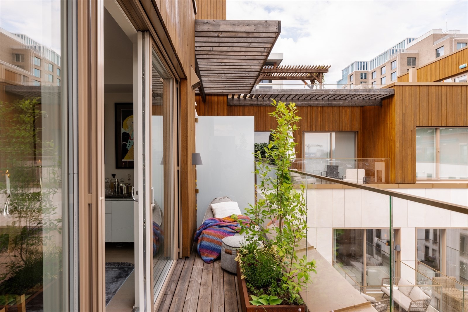 Balkongen har plass til en mindre sittegruppe samt beplantning, og byr på en trivelig utsikt mot fellesområdene og nærområdet rundt. Galleribilde