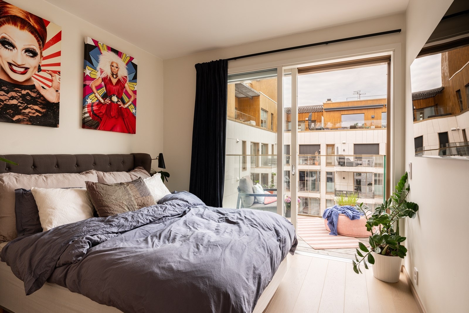 Romslig, luftig og delikat hovedsoverom med god plass til dobbeltseng og nattbord. Adkomst til flott balkong! Galleribilde