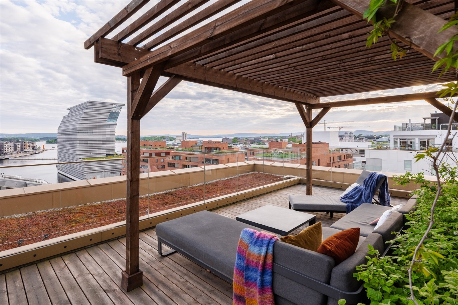 Flott, felles takterrasse med fantastisk fin utsikt, hyggelig beplantnign og flere ulike soner med sittegrupper Galleribilde