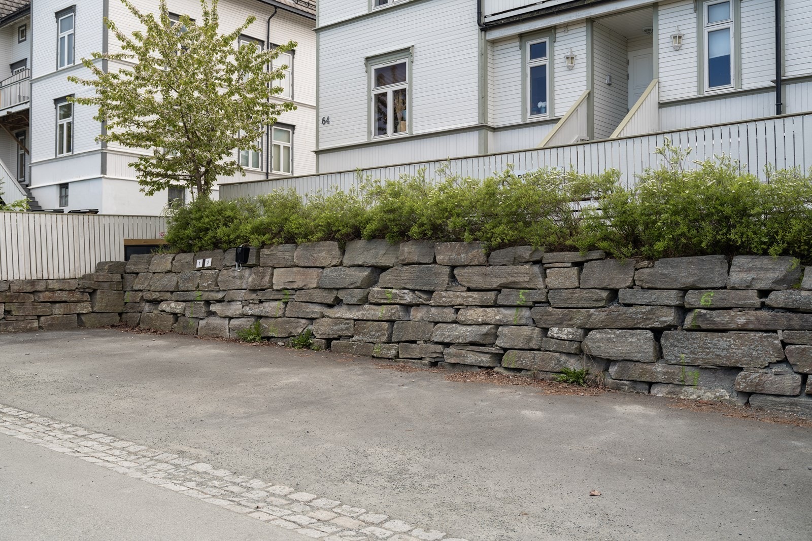Egen parkering. Alle 9 enheter i borettslaget disponerer hver sin merket parkeringsplass foran huset. Galleribilde