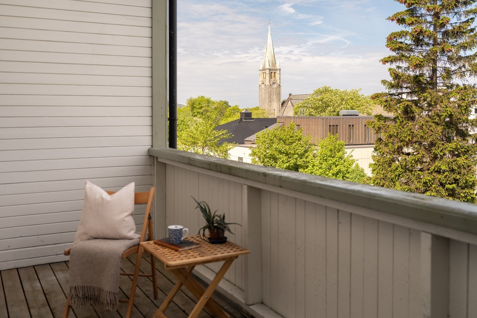 Felles balkong mot gaten. Her har du solen fra ettermiddag til kveld. Rolige og tilbaketrukne omgivelser. Rosendal teater i bakgrunnen. Galleribilde