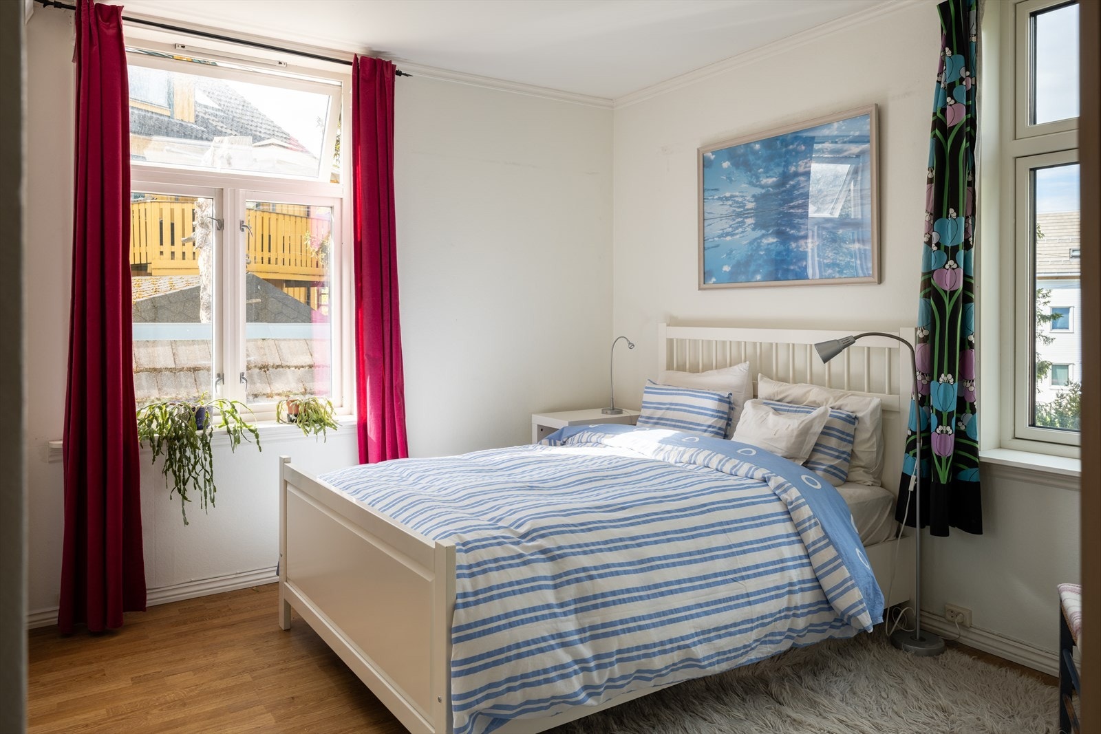 Hovedsoverommet har romslige skyvedørsgarderober på to sider. Rommet er 14,5 m². Galleribilde