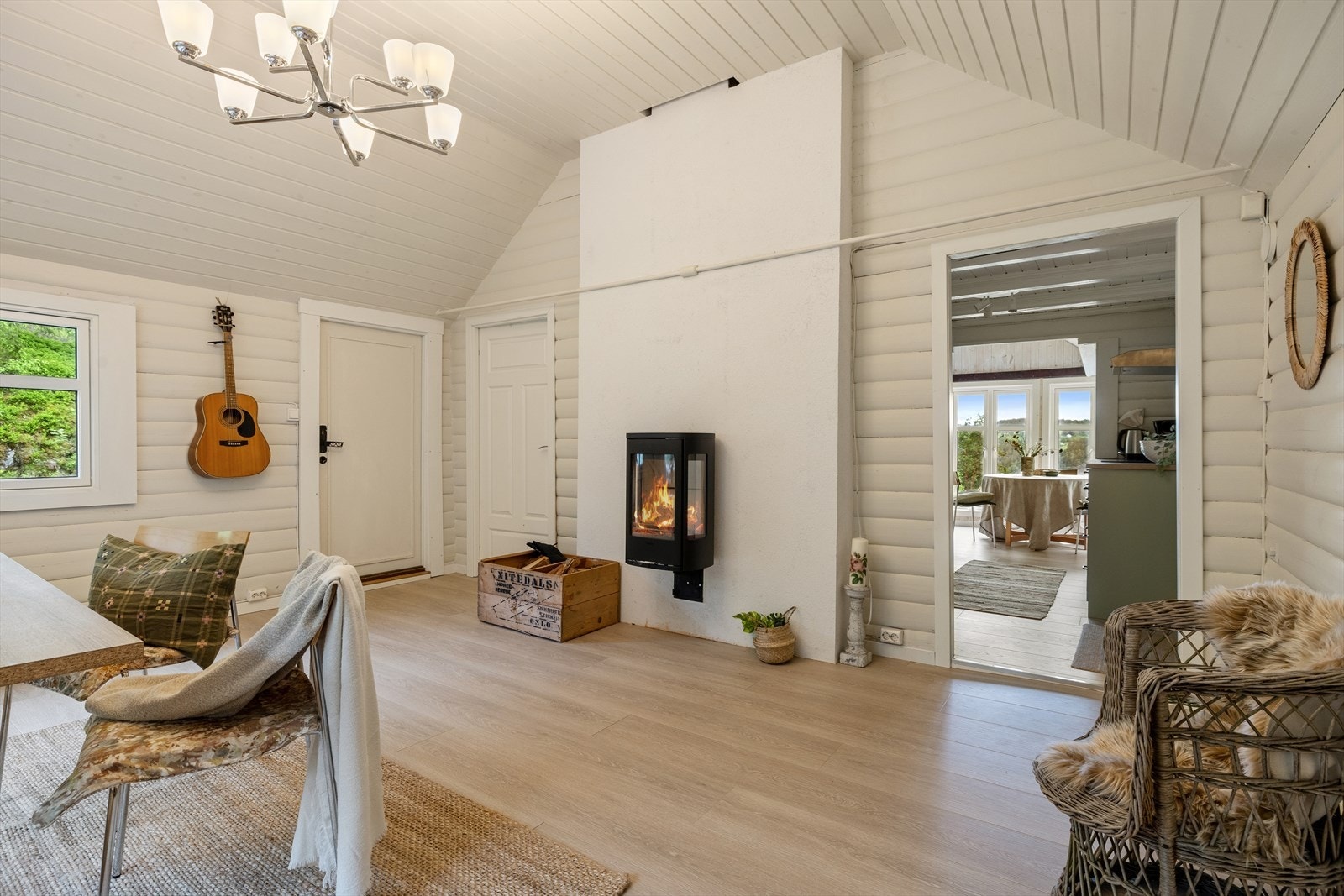 Stuen har i tillegg en herlig peisovn som gir ekstra hygge på de mørkere kveldene Galleribilde