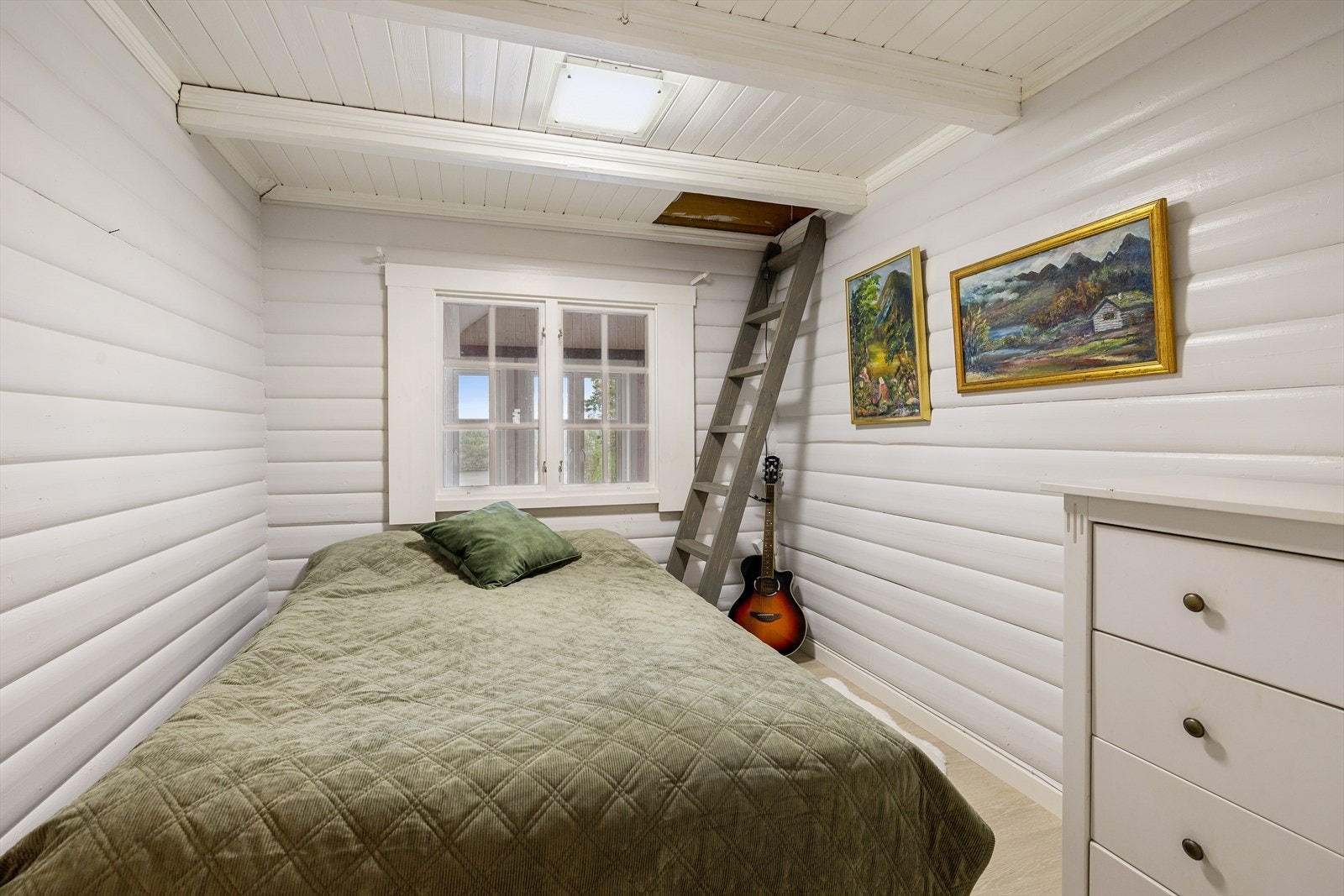 Soverommet i hovedhuset er romslig med god plass til seng og kommode (trappen opp leder til hems) Galleribilde