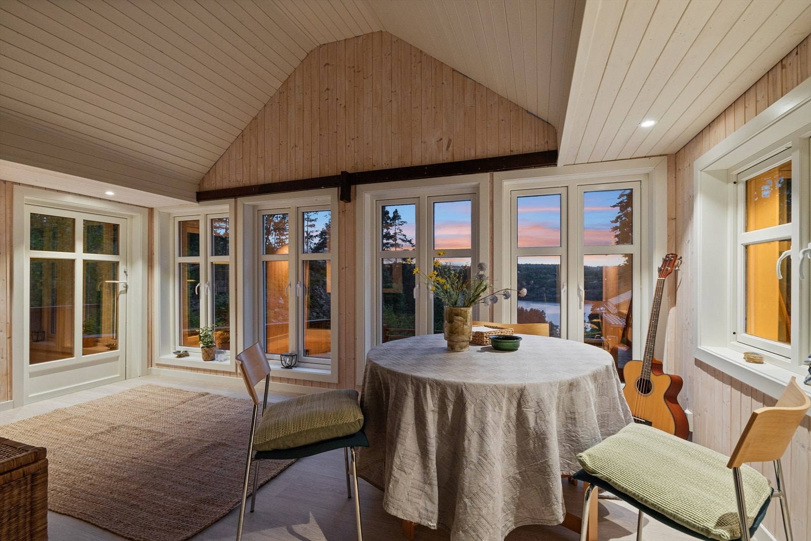 Om kvelden får man en nydelig utsikt med herlig solnedgang Galleribilde