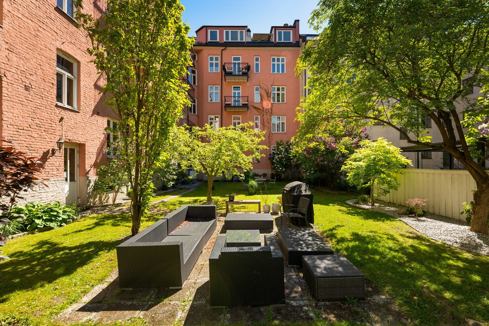Sameiet har en hyggelig bakgård med beplantning, grill og sittegrupper. Galleribilde