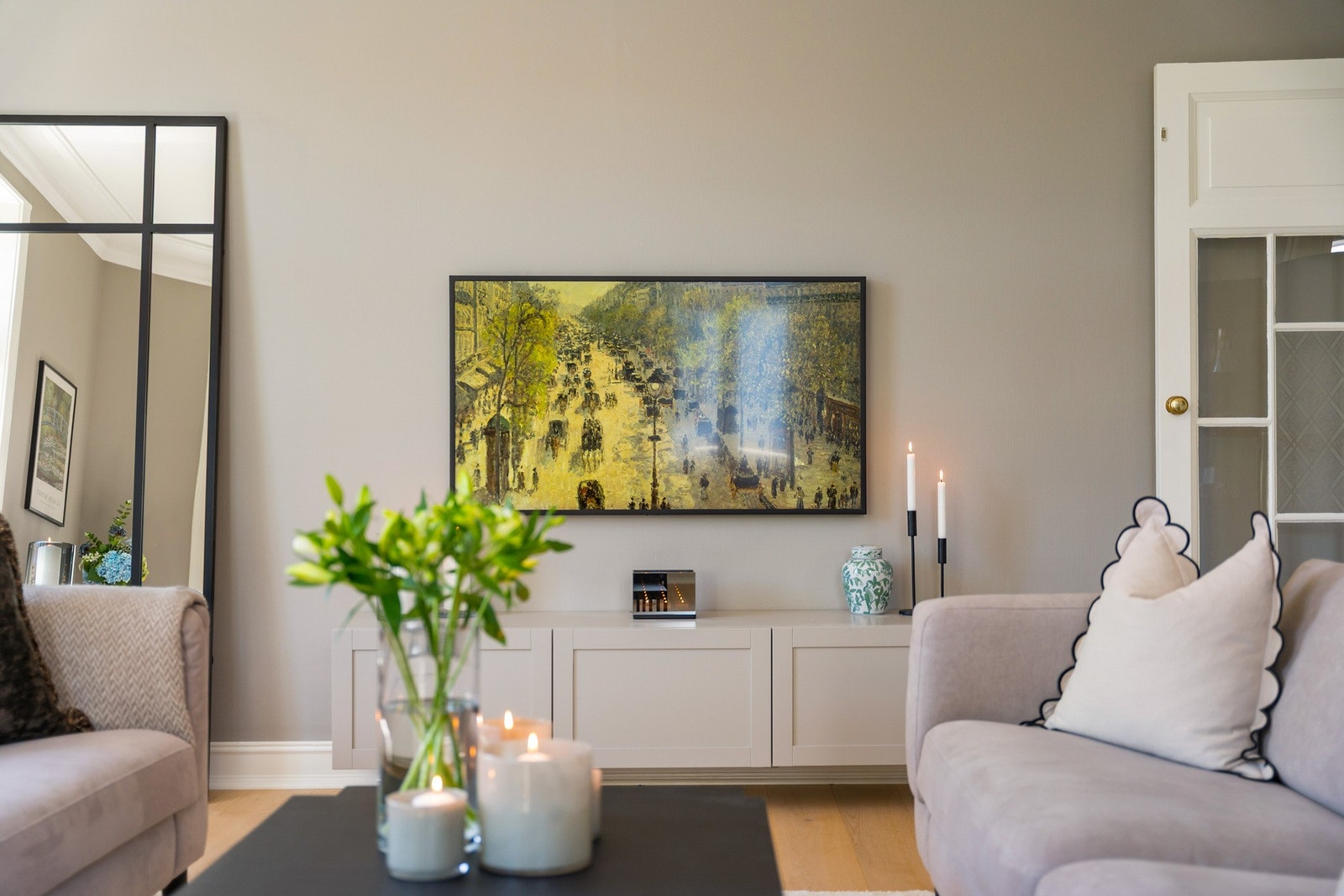 Det er elektrisk gulvvarme i alle rom, med unntak av hovedsoverommet og badet i hybeldelen. Galleribilde