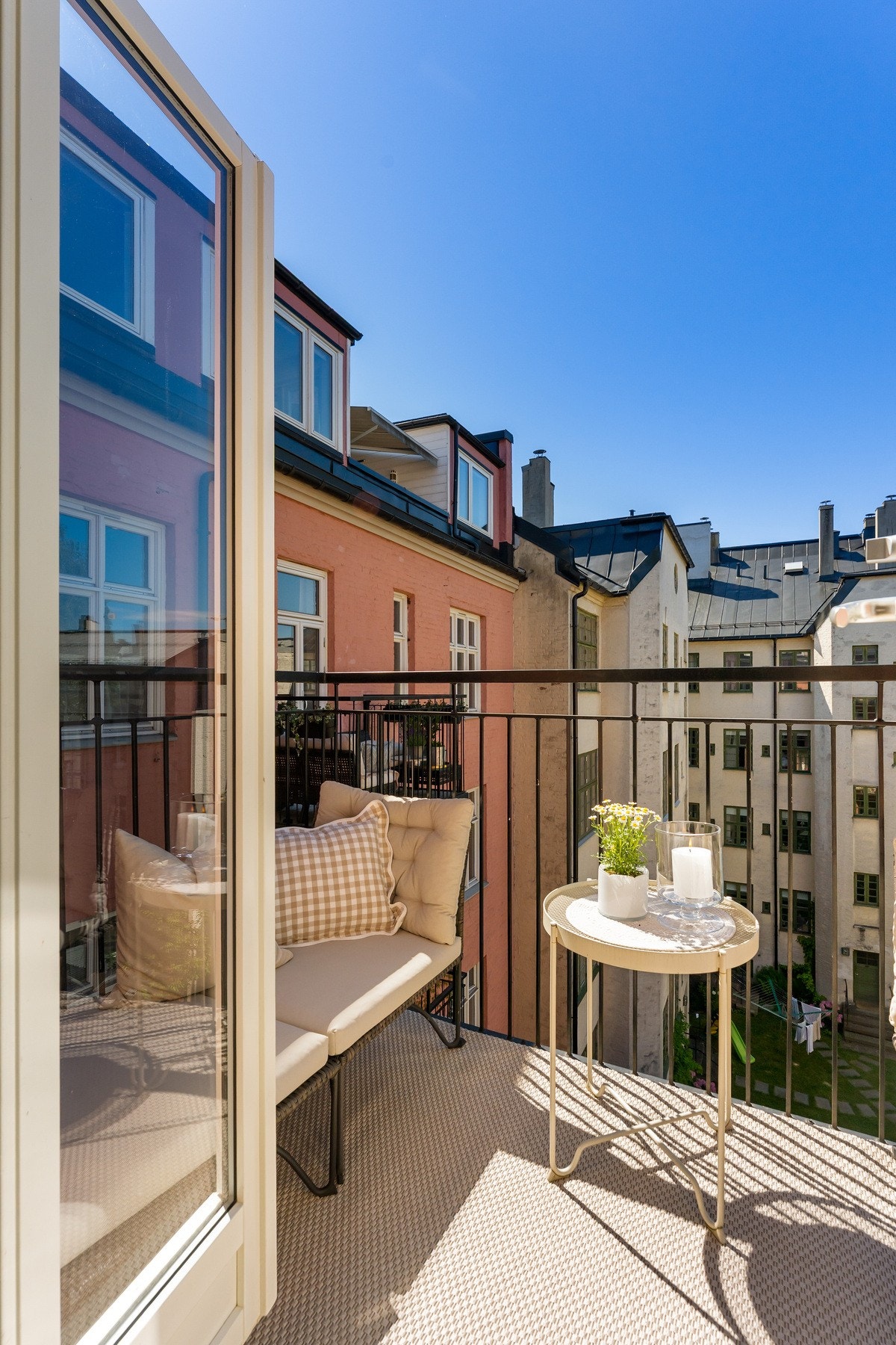 Balkongen vender mot stille bakgård. Galleribilde