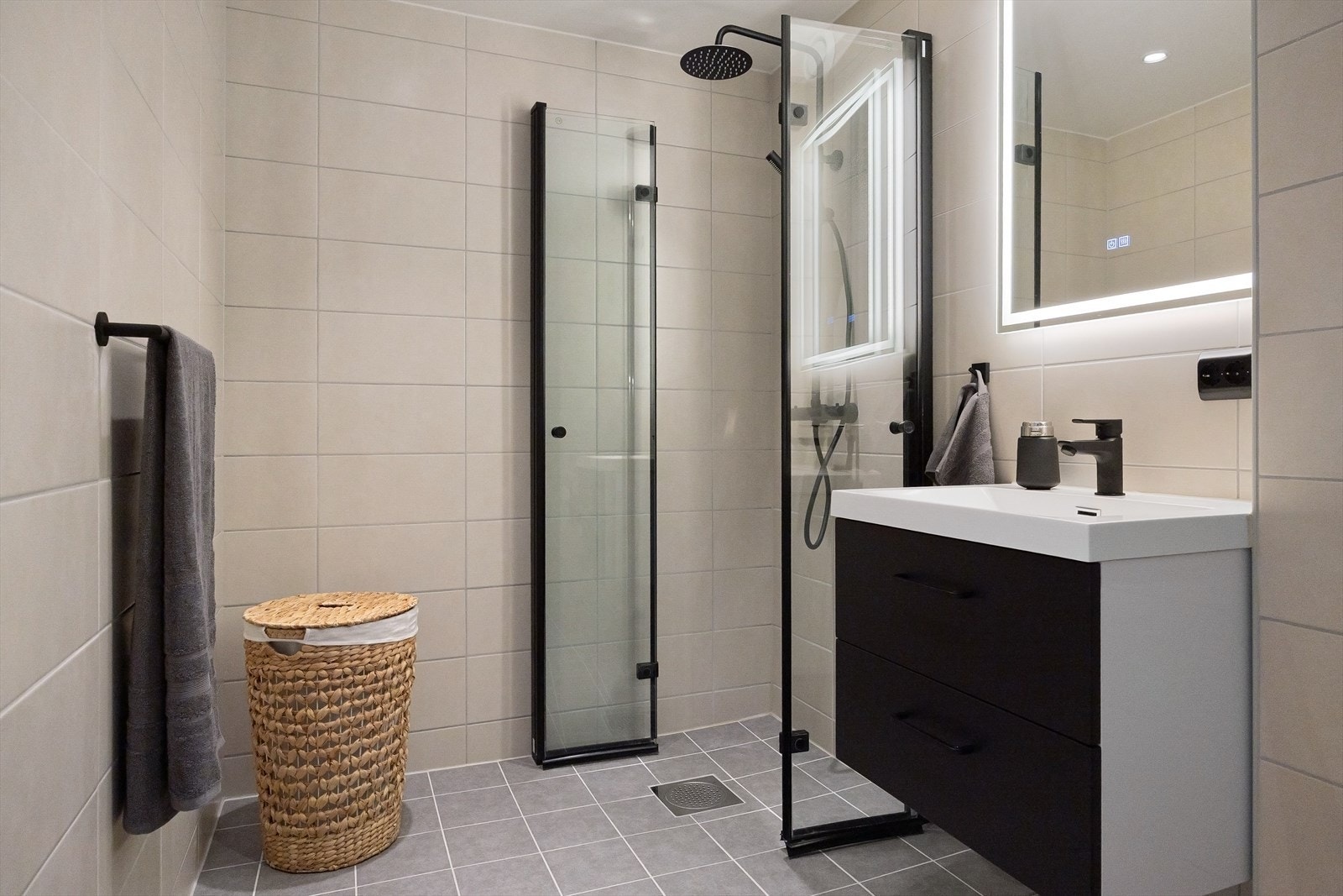 Pent flislagt bad fra 2021 i regi av borettslaget. Badet har varme i gulv, opplegg for vaskemaskin, toalett, speilskap, dusjhjørne og servant med innredning. Galleribilde