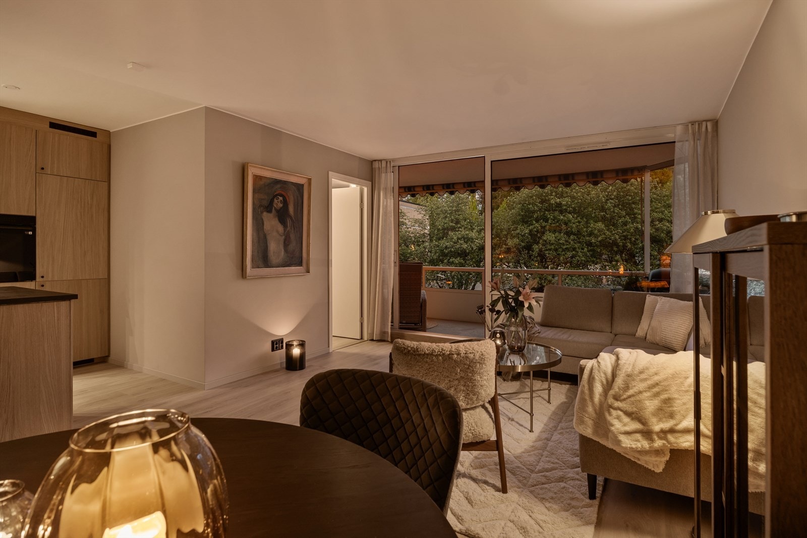 Stor stue med god plass til stor sofa, tv-benk, spisebord, og etc. Galleribilde