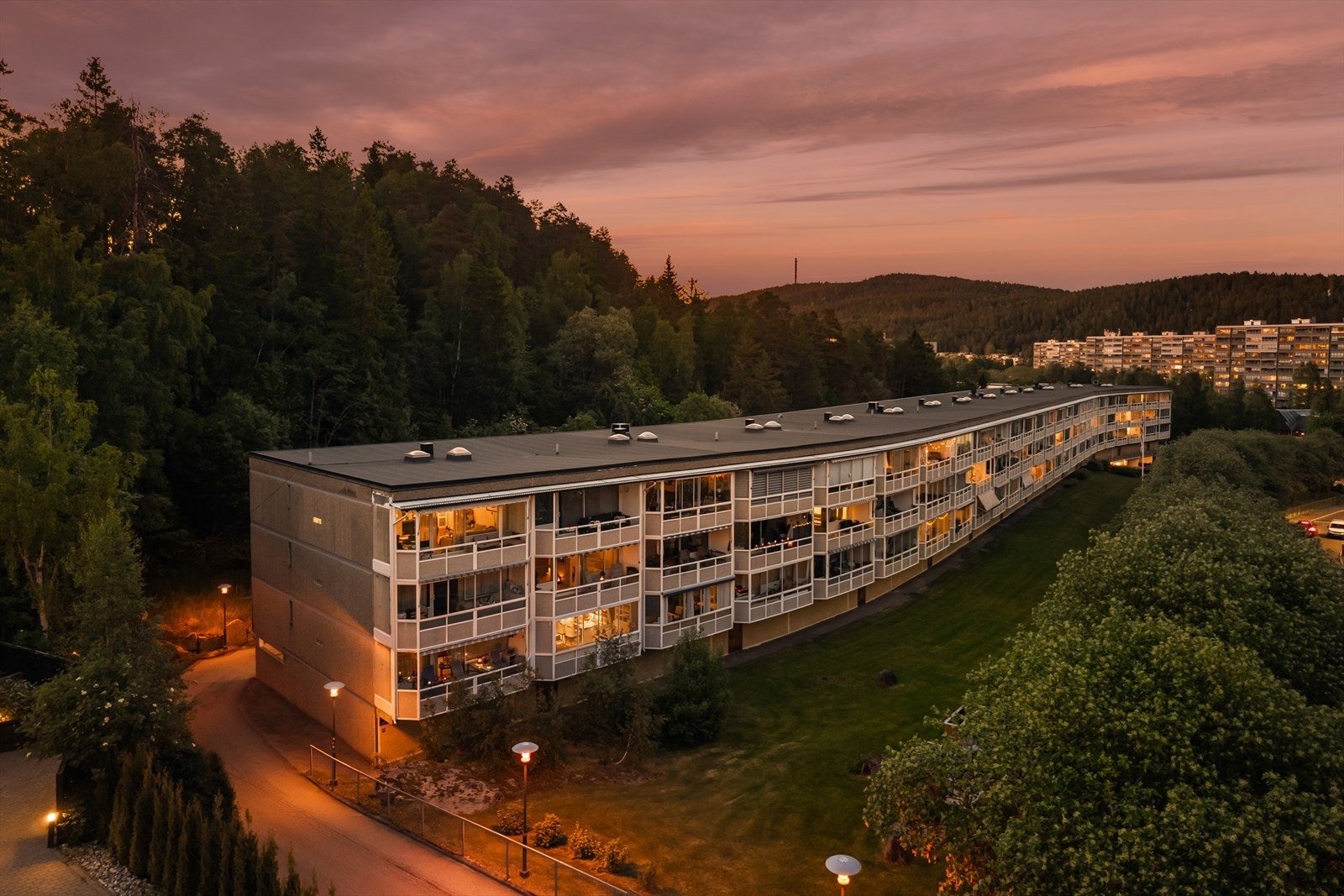 Fasaden på kveldstid. Galleribilde