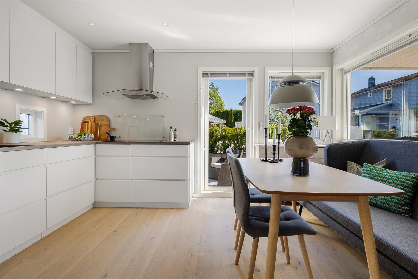 Kjøkkenet er også av god størrelse på 17m², hvor det er god plass til spisebord med egen utgang til uteplass. Galleribilde