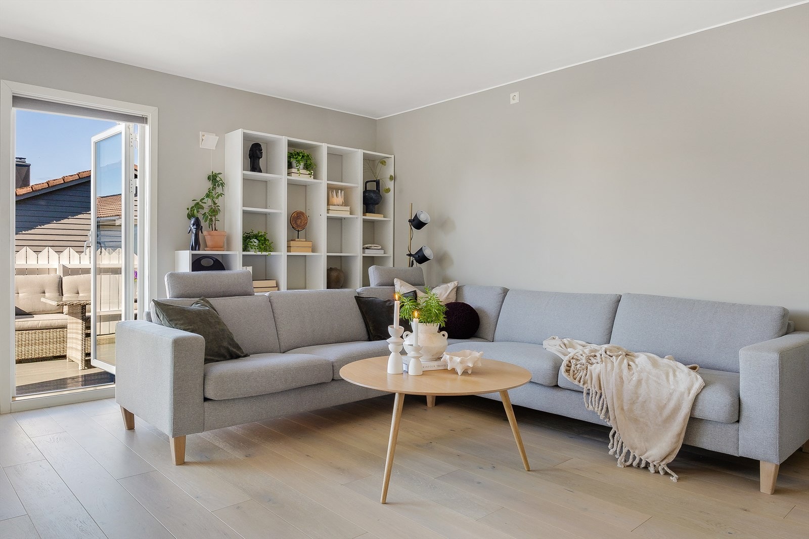 Stuen er målt til 30m² og man har god møbleringsmuligheter til både sofa og spisegruppe i stuen Galleribilde