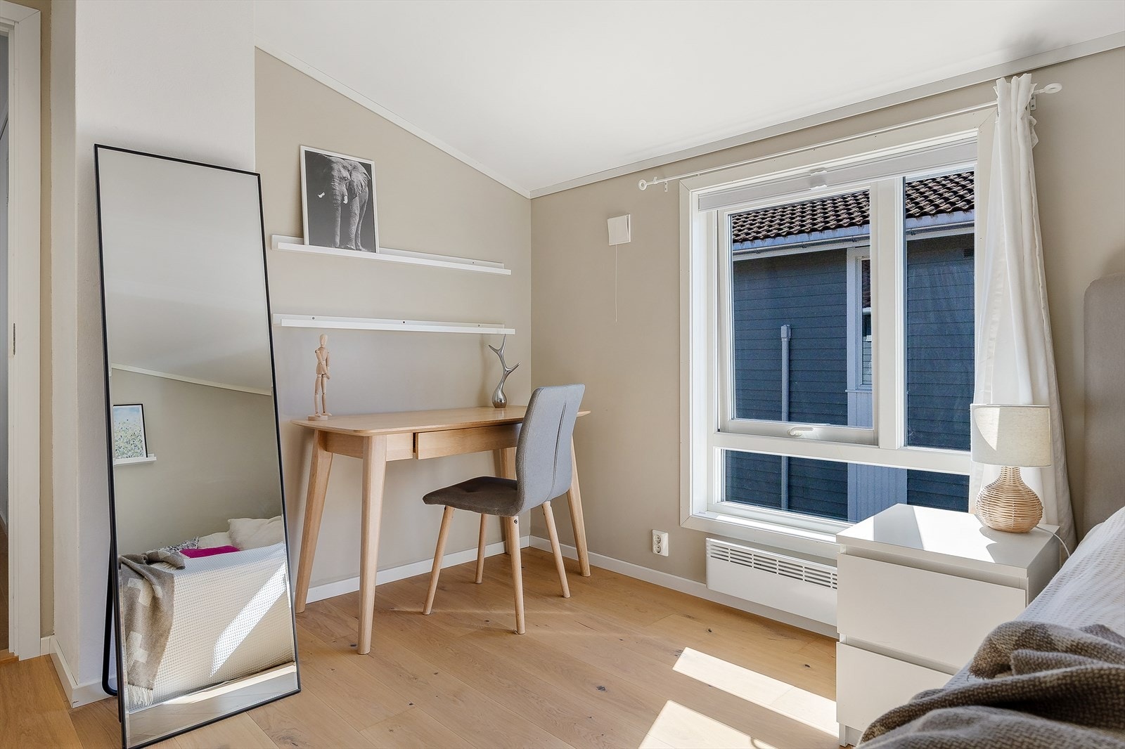 Her er det god plass til både seng, skrivebord og garderobeskap. Galleribilde