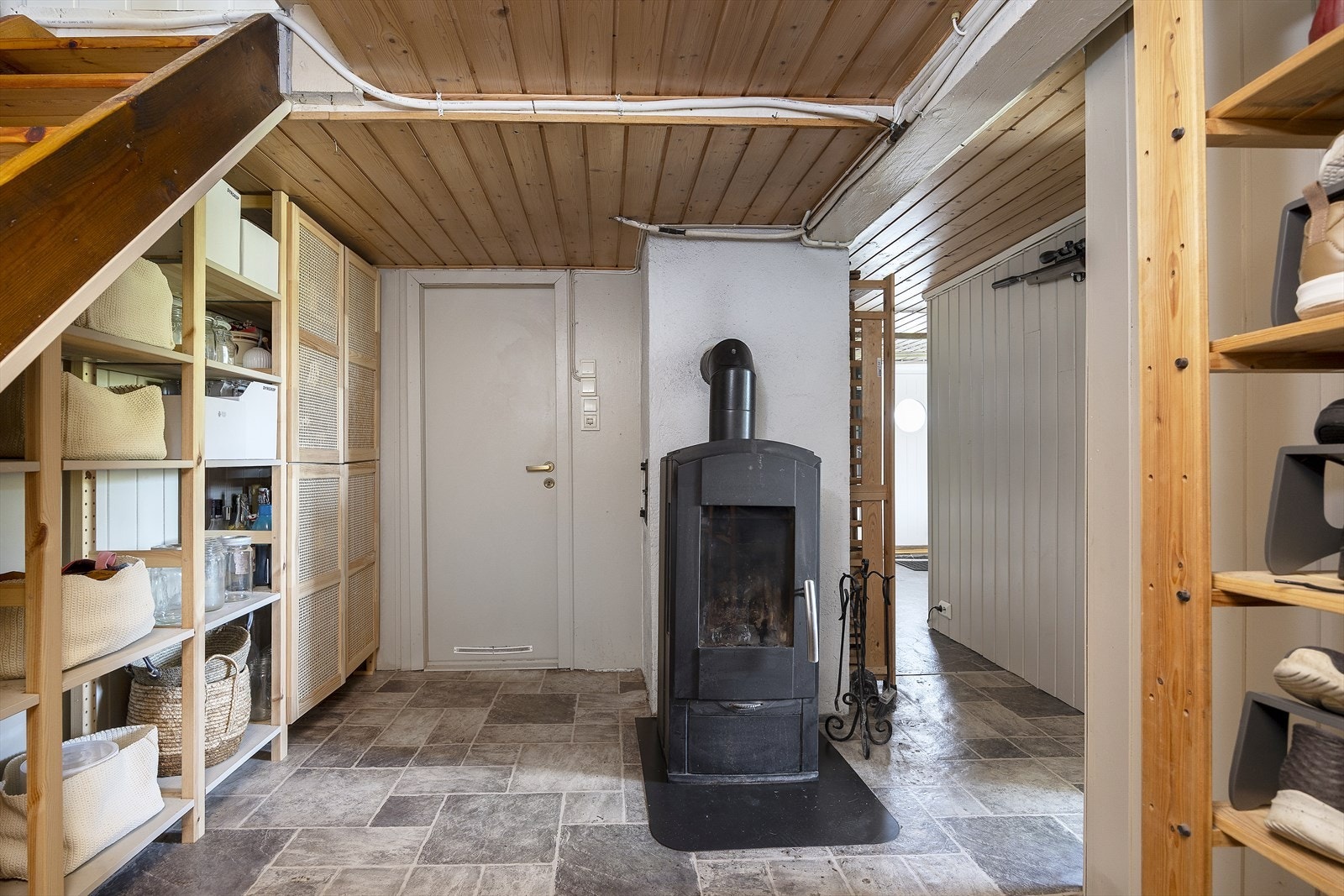 I gangen i kjelleren er det installert en vedovn fra 2010, tilknyttet teglsteinspipe med nytt røykrør. Galleribilde