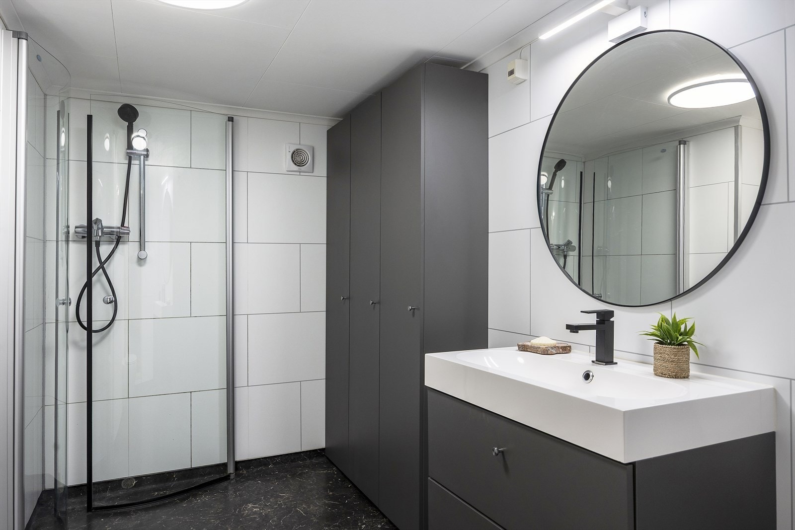 Badet i kjelleren ble pusset opp av fagfolk i 2008 og har elektriske varmekabler i gulvet. Galleribilde