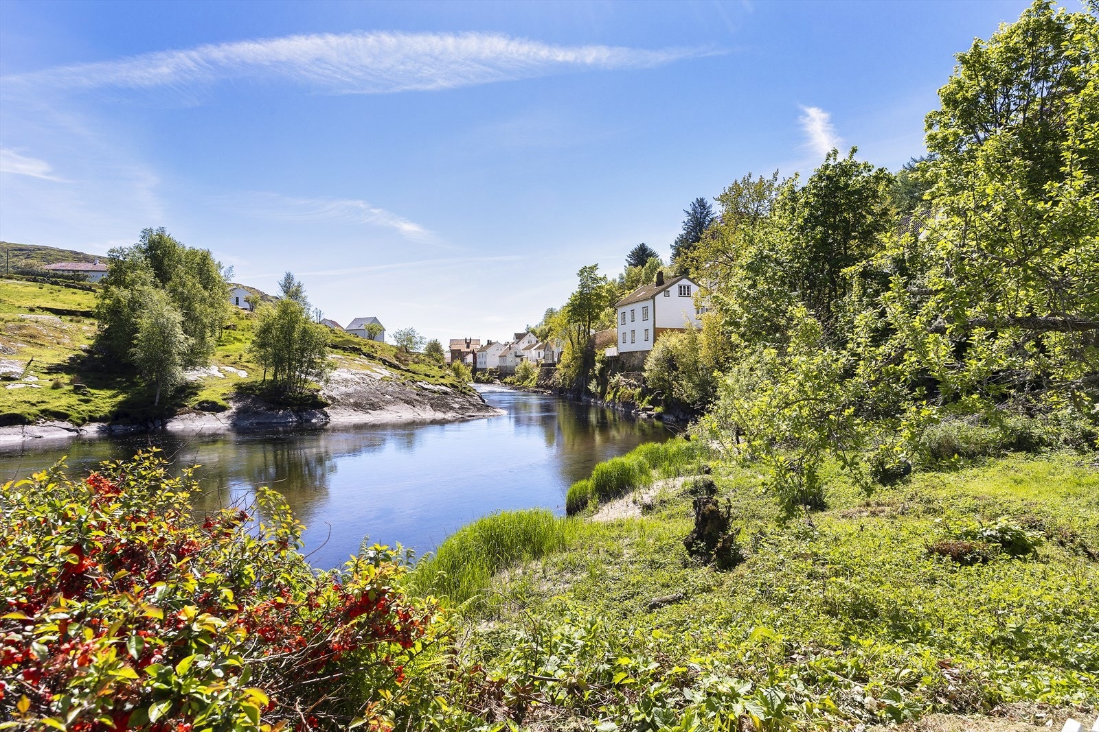 Eiendommen grenser til elven, noe som gir en sjelden nærhet til naturen. Galleribilde