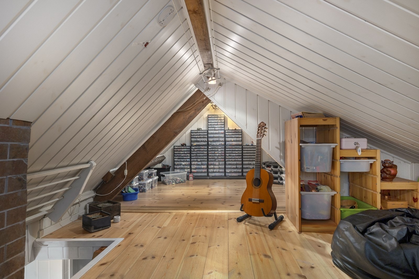 Loftet har heltregulv av furu og trepanel på vegger og i tak. Galleribilde