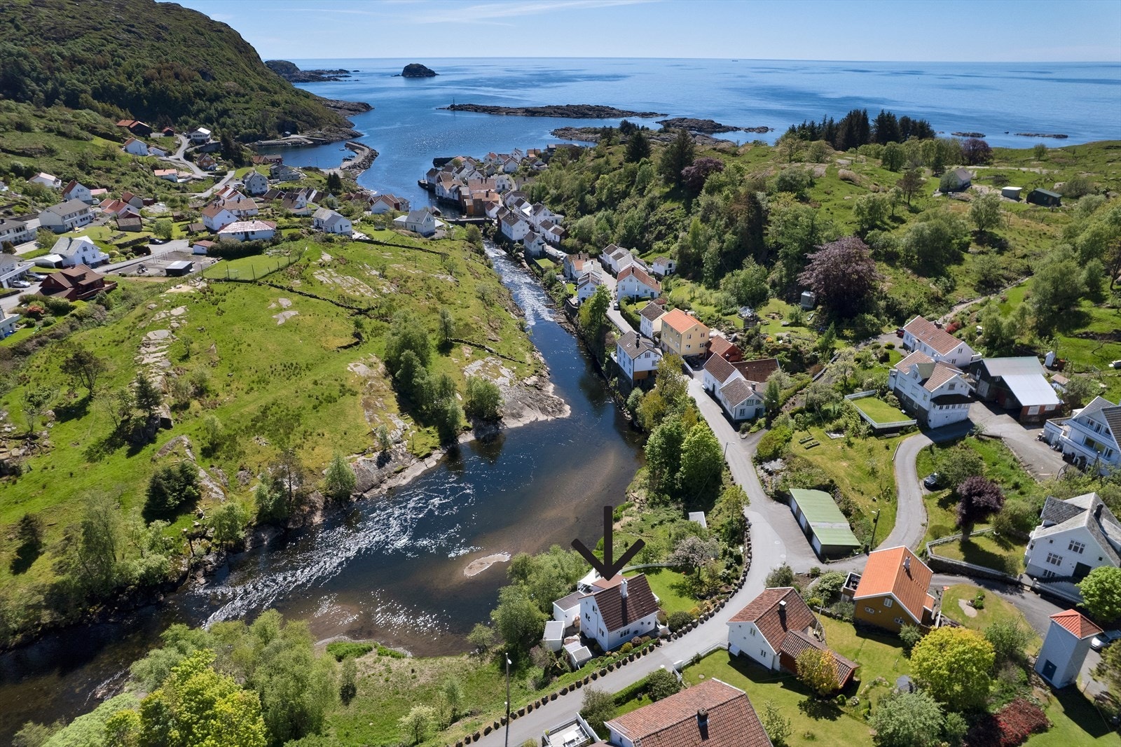 Enebolig på en eiet tomt på nesten to mål, med strandlinje og fiskemulighet fra egen tomt. Galleribilde