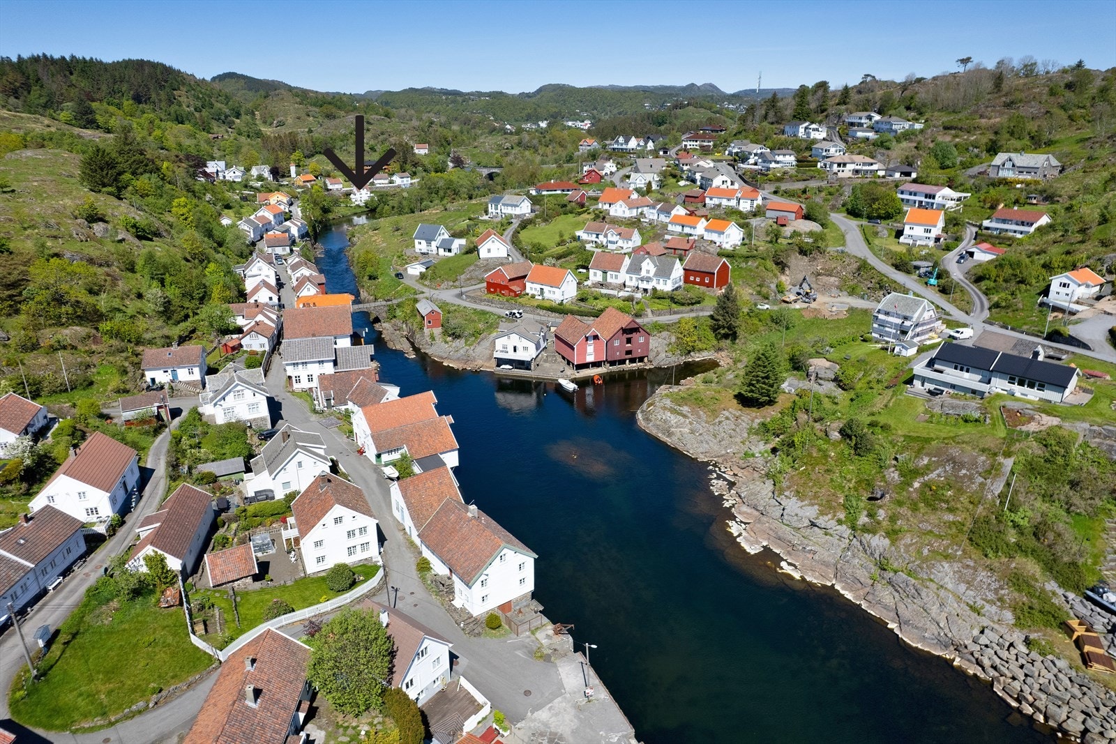 Sogndalstrand er kjent for sitt godt bevarte trehusmiljø og sjarmerende atmosfære. Galleribilde