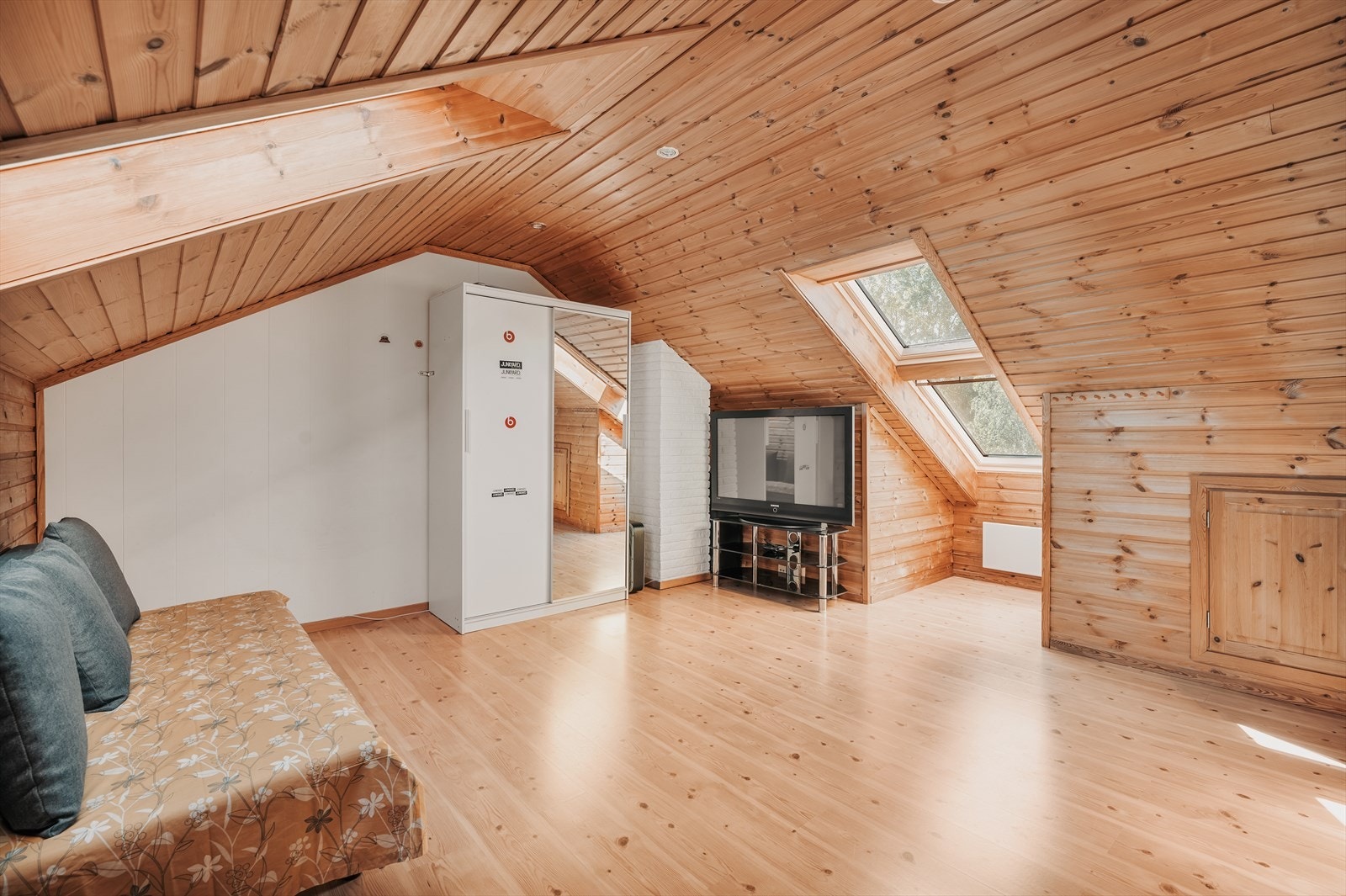 Loftetasjen byr på en romslig loftstue. Galleribilde