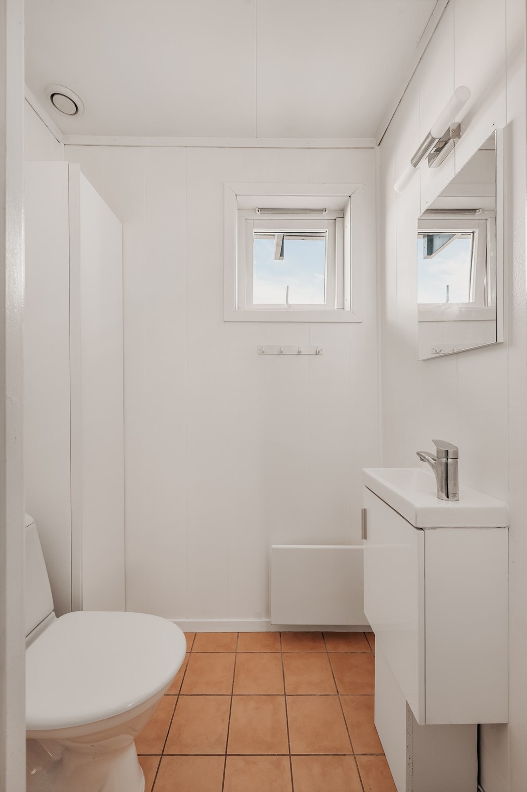 Fra entreen har man adkomst til wc innredet med klosett og servantinnredning. Galleribilde