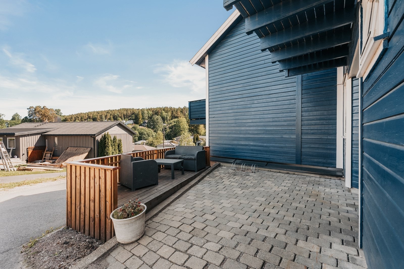 Boligen har et pent opparbeidet uteområde. Galleribilde