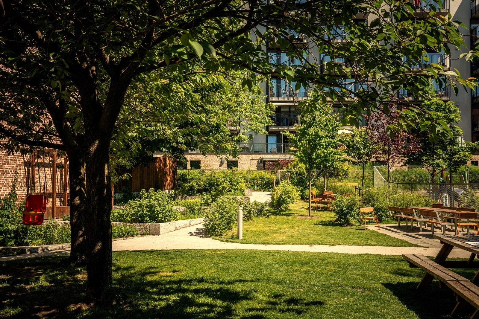 Gården har en spesielt flott, parkmessig bakgård som er lukket med port. Denne er nydelig beplantet, og inndelt med sittegrupper og grill i ulike soner. Perfekt for varme sommerdager. Galleribilde