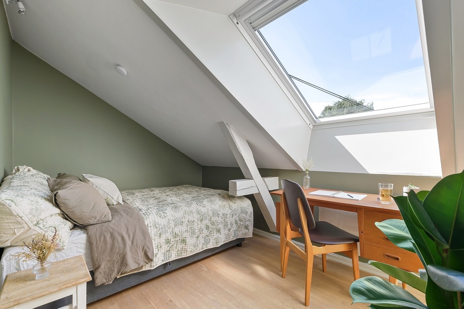 Soverom nummer to, også med plass til dobbeltseng, garderobe og øvrig møblement. Galleribilde