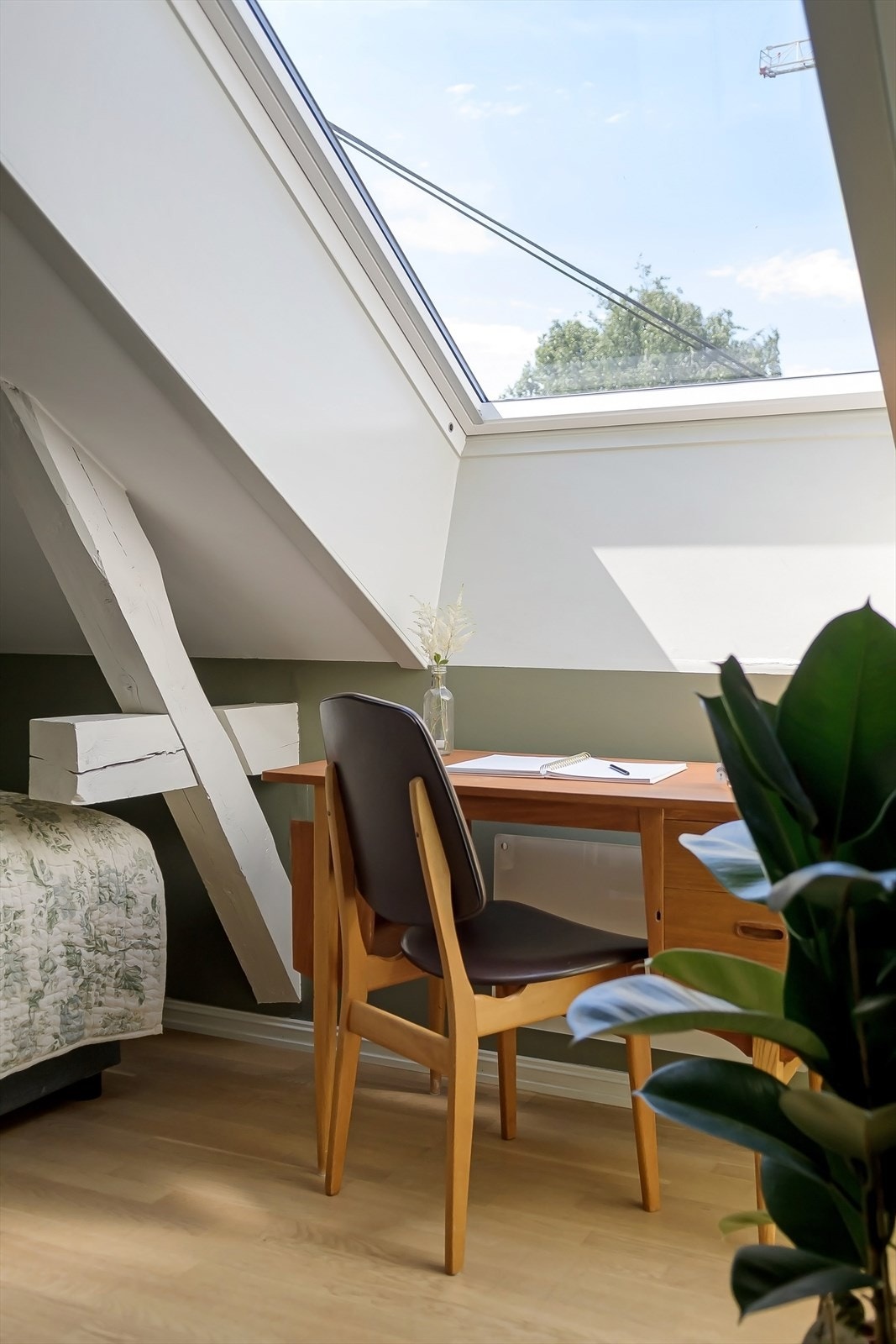 Rommet er i dag innredet med skrivebord og kontorplass. Galleribilde
