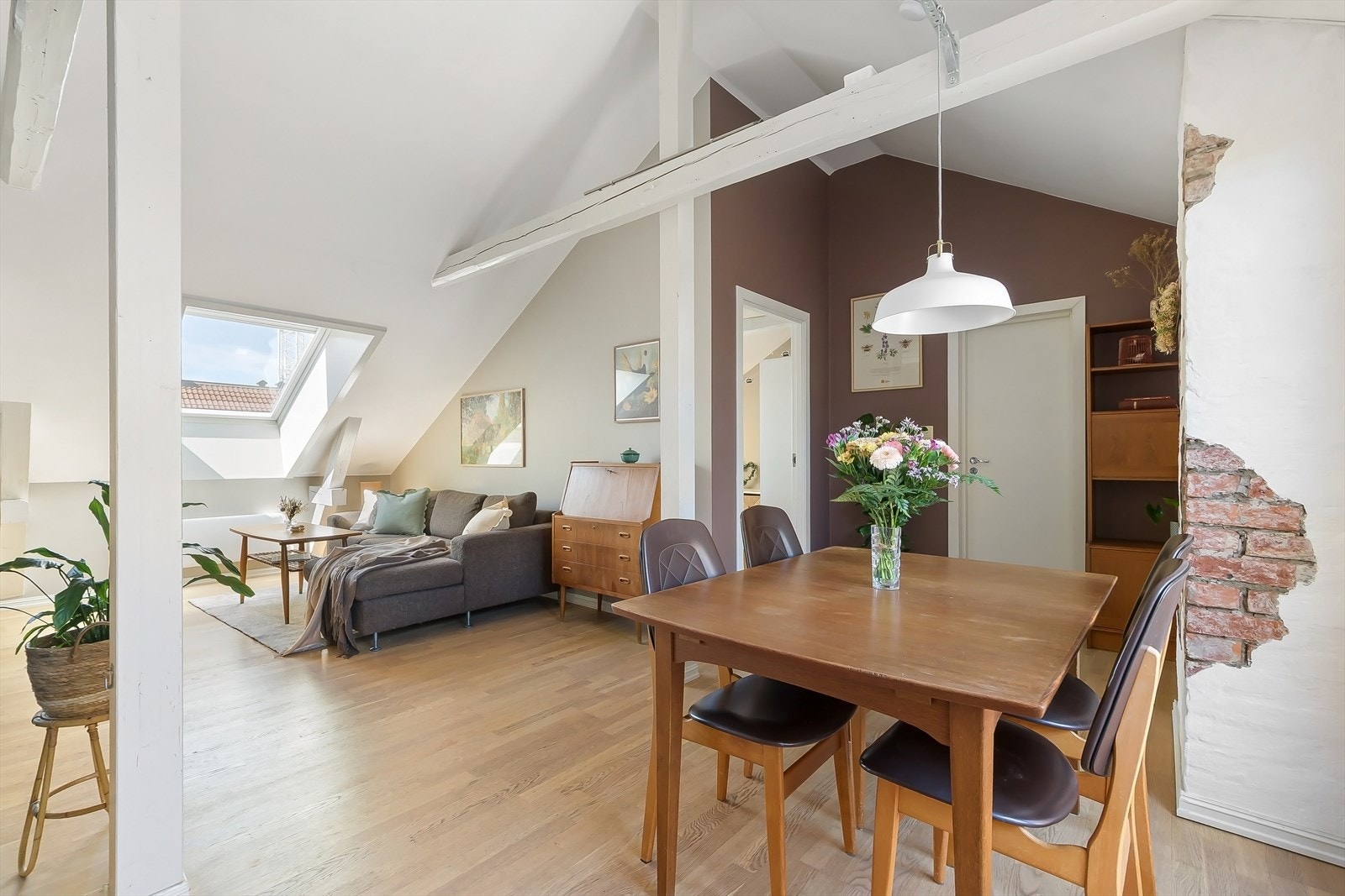 Leiligheten ble bygd i 2005 da loft ble omgjort til leiligheter. Her får du en gjennomgående god standard hvor du kan flytte rett inn, og bo godt fra første stund. Galleribilde