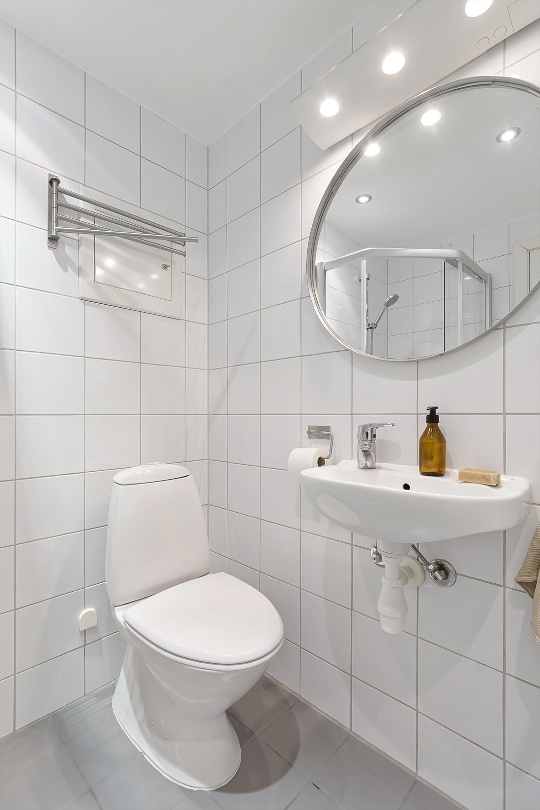Badet er fra 2005 med varmekabler i gulv og downlights i taket. Galleribilde