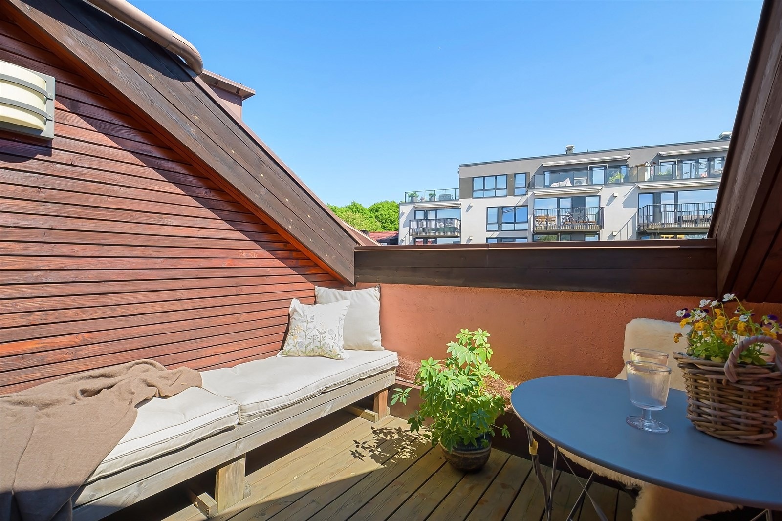 Fra stue et det adkomst til østvendt takterrasse med fin utsikt. Galleribilde