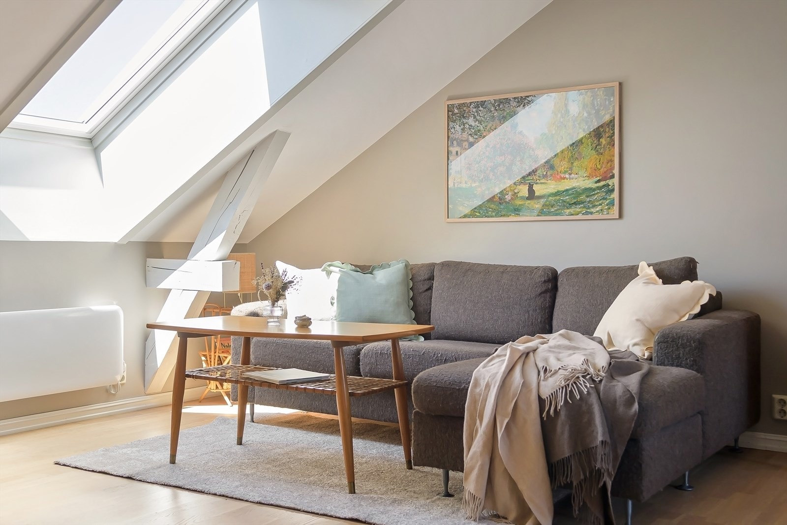 Det er god plass til sofa- og TV krok i stuen. Galleribilde