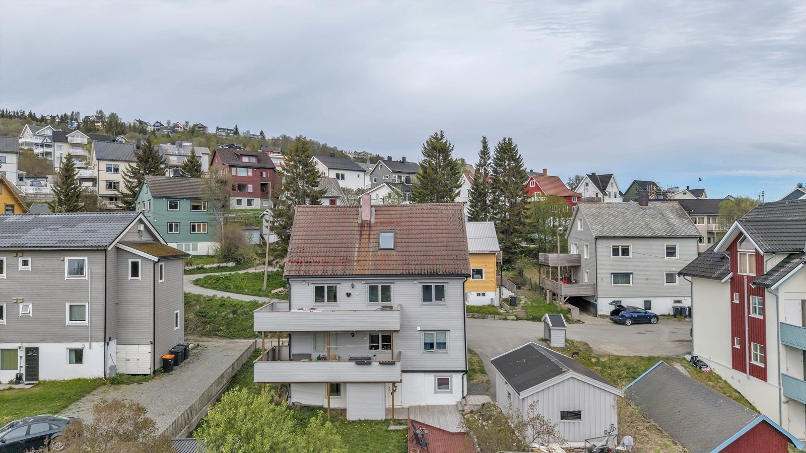 Leiligheten er beliggende i de to øverste etasjene av bygget - garasjen på eiendommen tilhører denne seksjonen Galleribilde