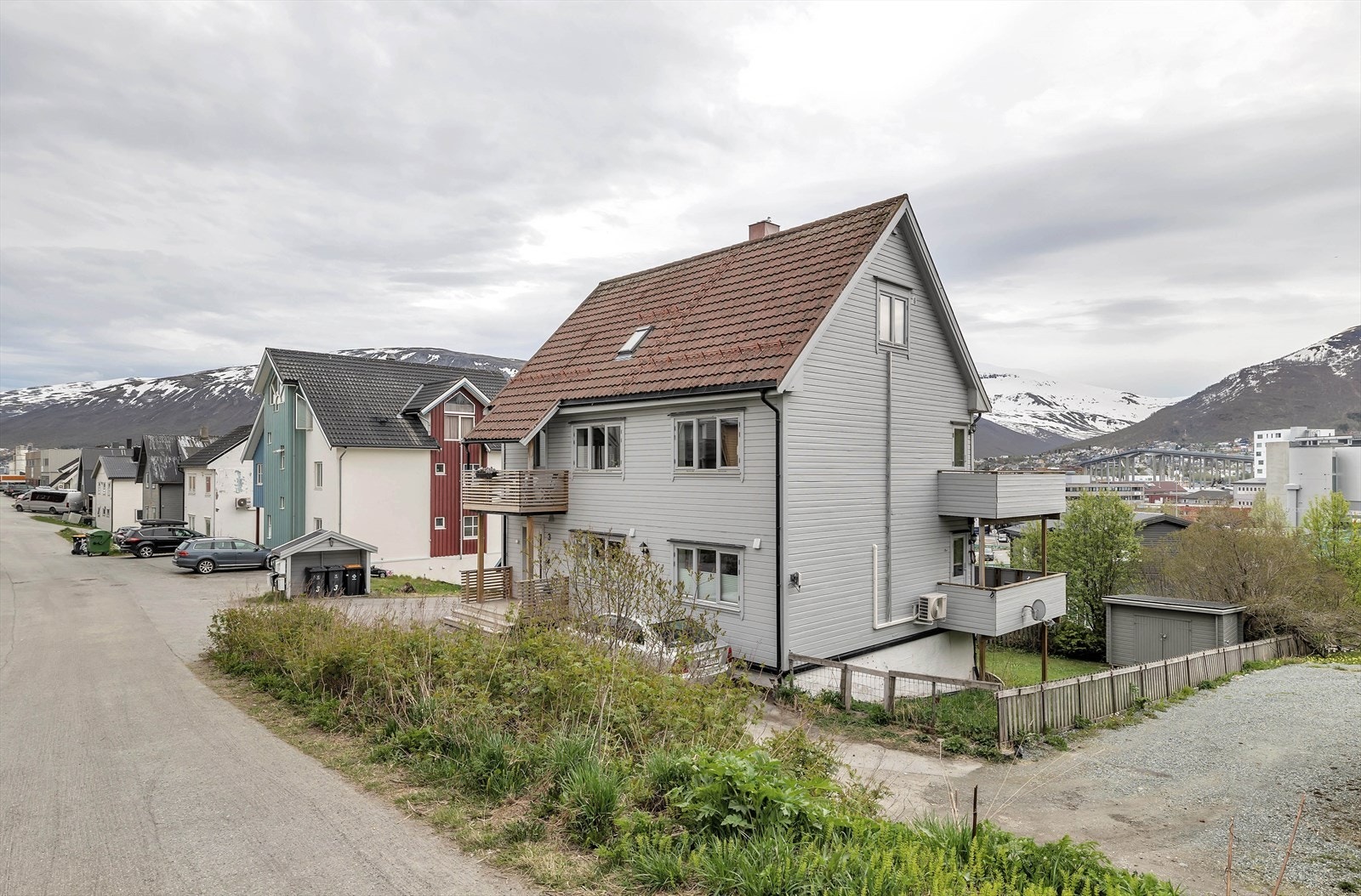 Leiligheten ligger i de to øverste etasjene av dette bygget Galleribilde