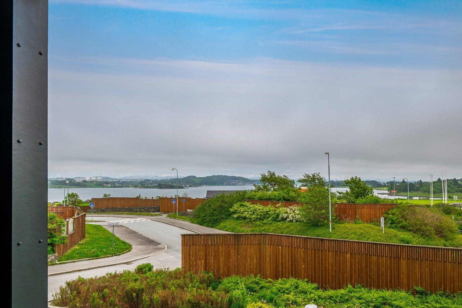 Leiligheten har en attraktiv og maritim beliggenhet på Jåsund, med umiddelbar nærhet til sjøen. Galleribilde