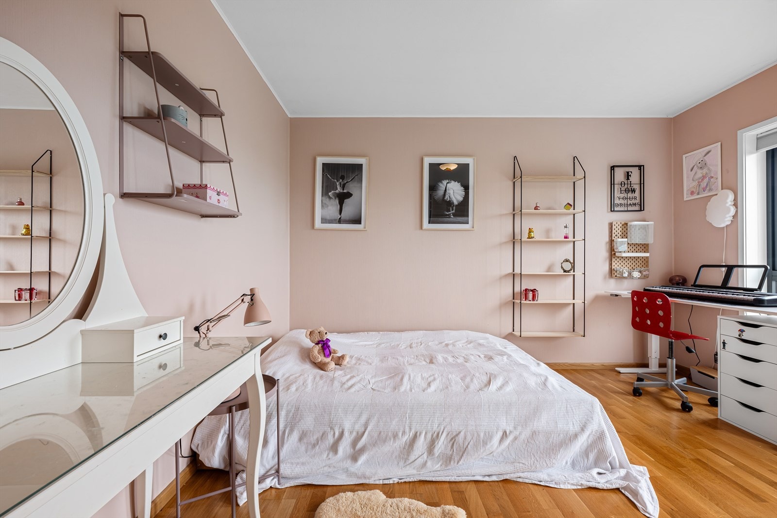 Rommet har parkett på gulv og tapetserte vegger. Galleribilde