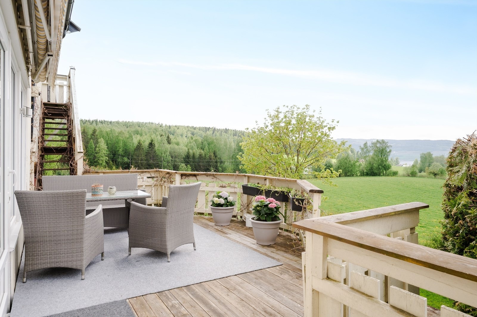 Romslig terrasse med flott utsikt. Galleribilde