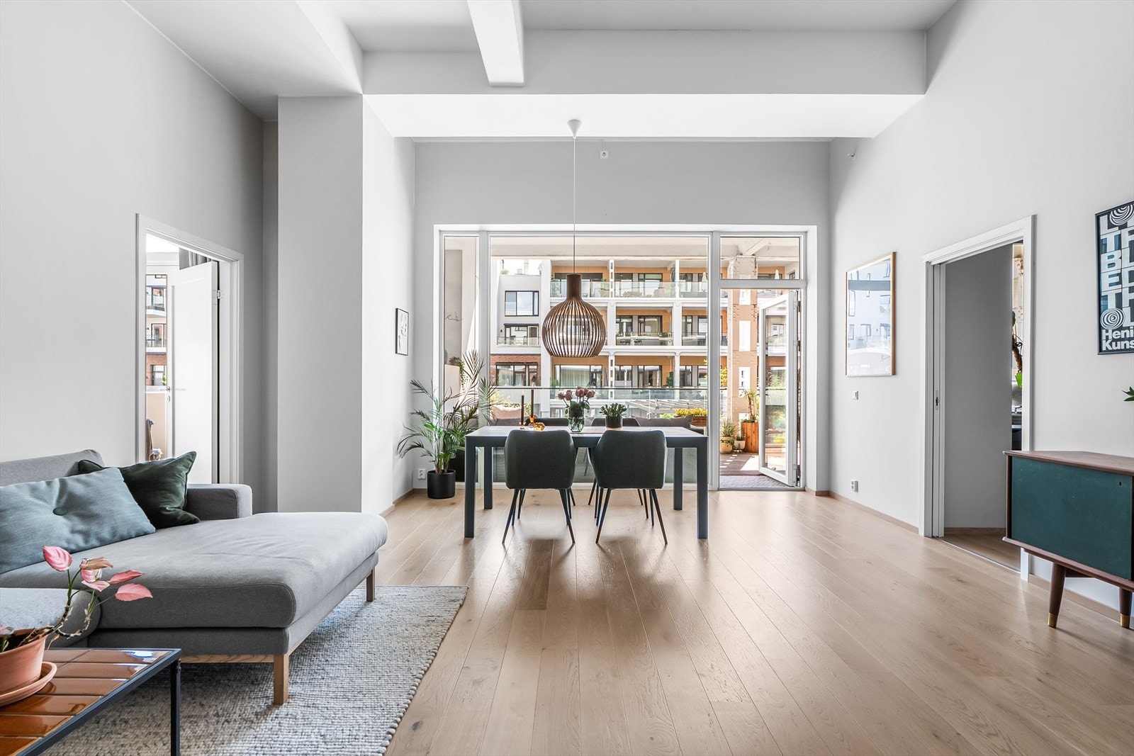 God plass til stor spisestue og mange gjester Galleribilde