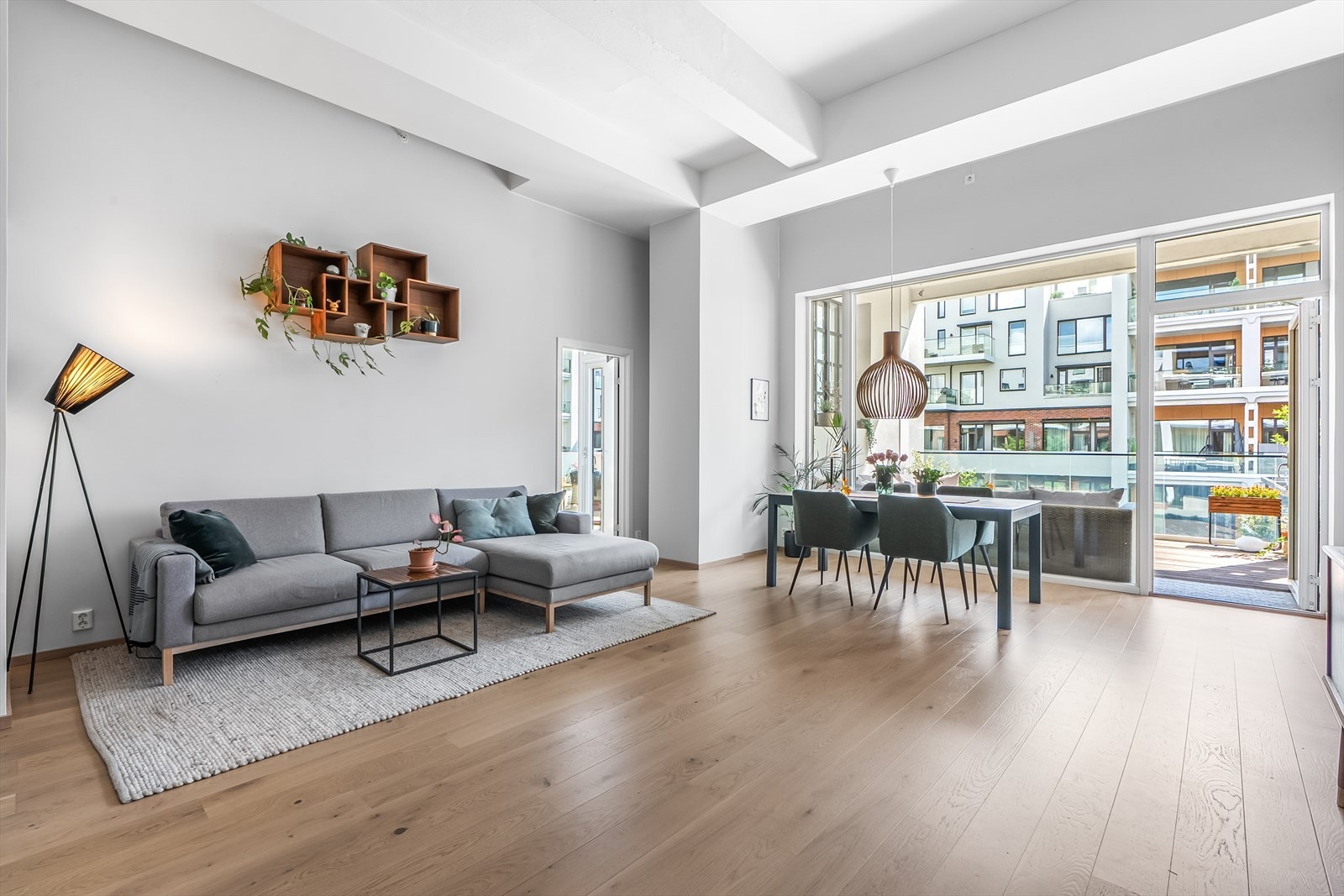 Store vindusflater som slipper inn rikelig med dagslys Galleribilde
