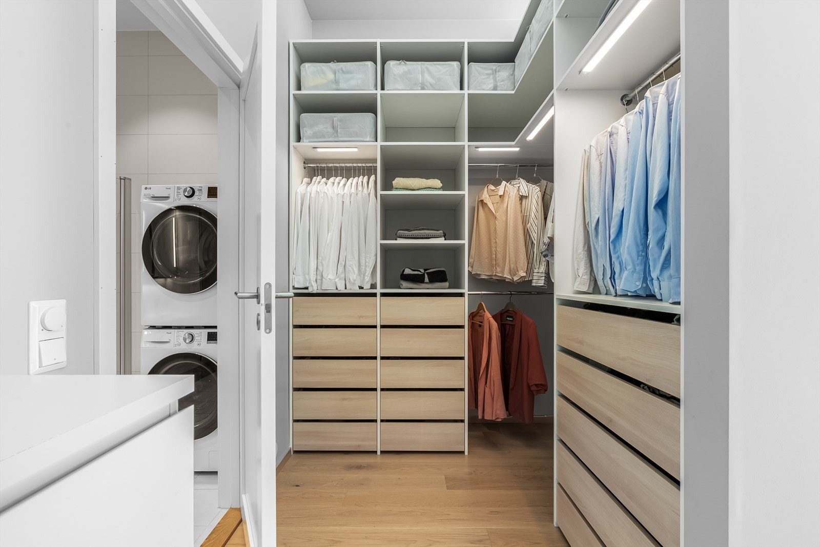 Garderobe i tilknytning hovedsoverom. Direkte adkomst til bad en suite Galleribilde