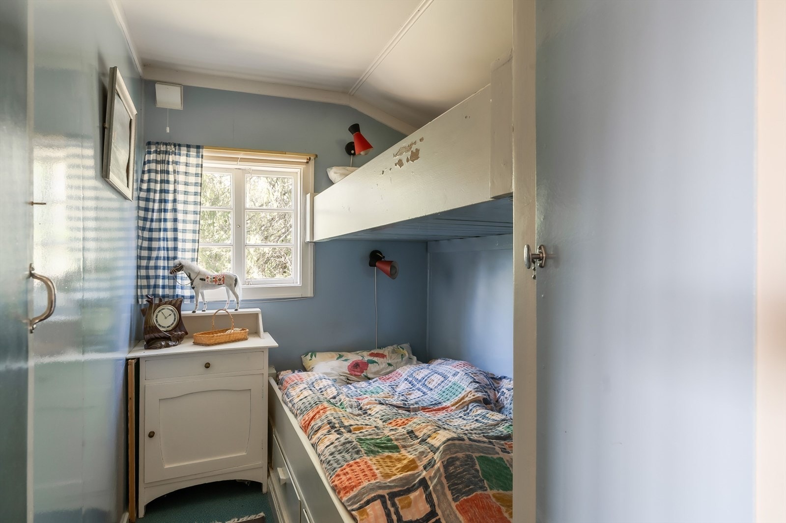 To mindre soverom med plass til enkel innredning og overnattingsmuligheter. Galleribilde