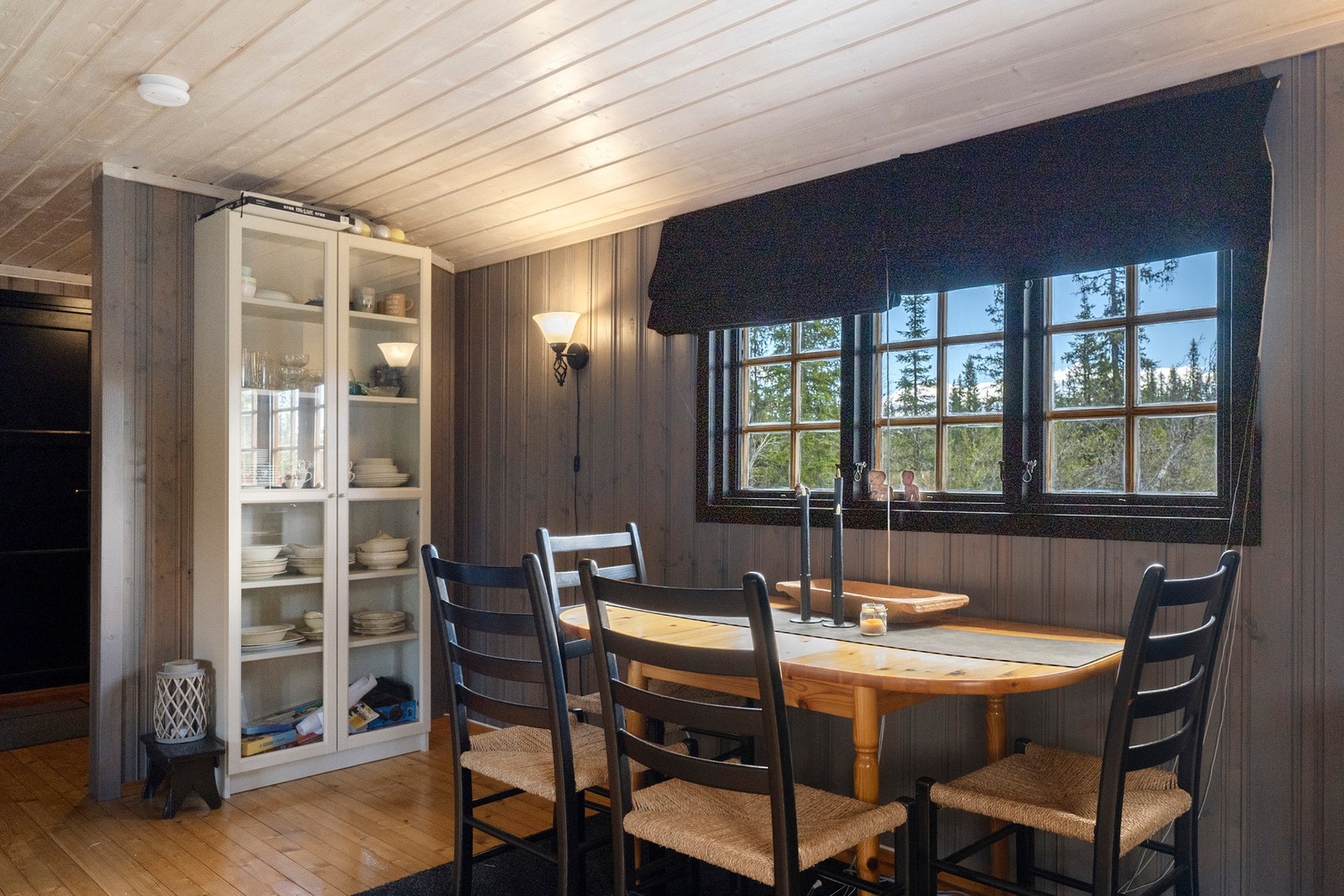 Stuen fremstår som lun og innbydende, med god plass til både spise- og sittegruppe. Galleribilde