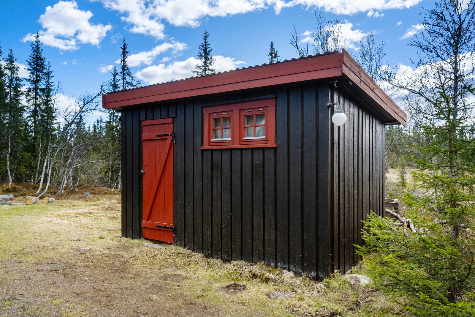 I tillegg er det utedo og uthus eiendommen. Galleribilde